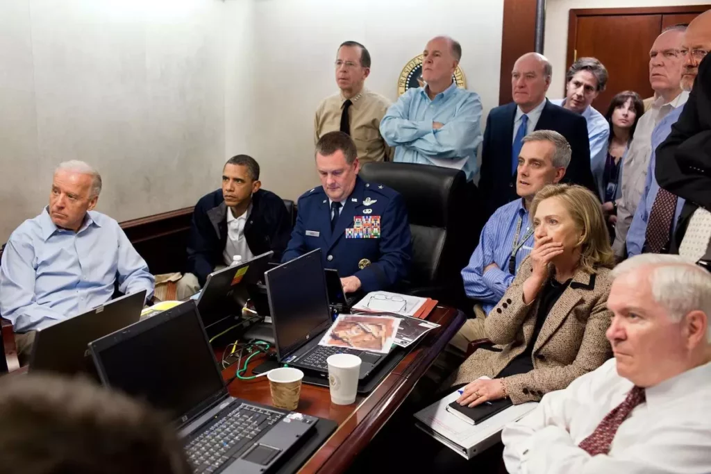 1. května Bílý dům zrušil všechny veřejné prohlídky a následující den se Obama, ministryně zahraničí Hillary Clintonová, nejbližší prezidentovi poradci a představitelé armády sešli v jídelně Bílého domu. Společně sledovali akci v přímém přenosu. Cíl byl jasný: buď zabít, nebo dopadnout bin Ládina, vůdce Al-Káidy.